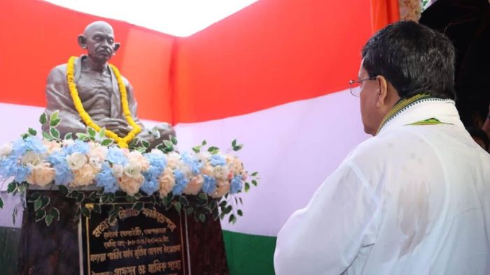 Tripura CM unveils Mahatma Gandhi Statue, emphasizes non-violence as path to progress