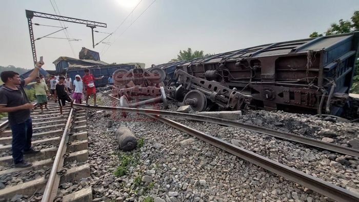 At least 15 wagons of coal-laden goods train derails in Boko
