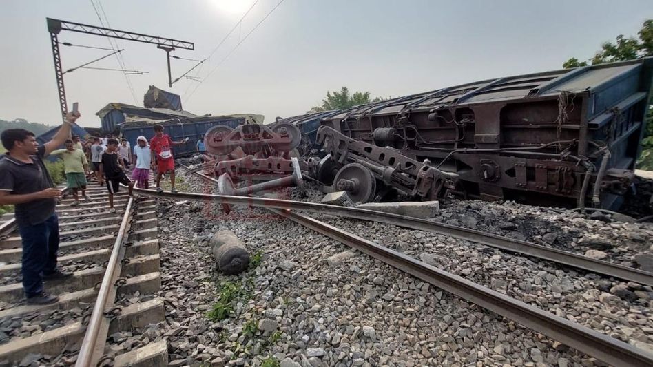 Assam: At least 15 wagons of coal-laden goods train derails in Boko Assam: At least 15 wagons of coal-laden goods train derails in Boko
