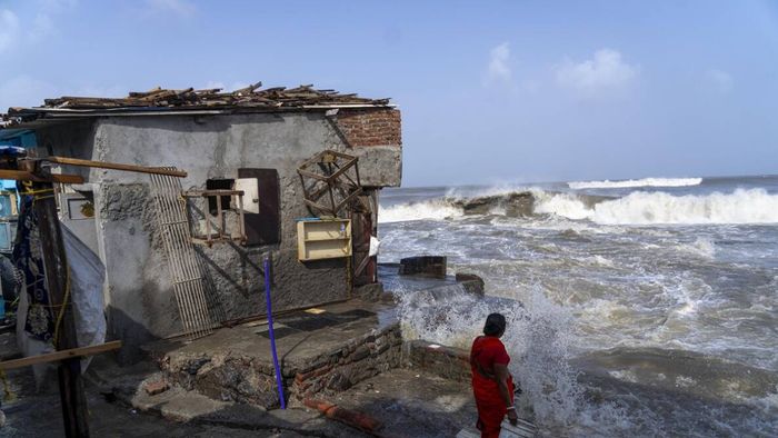 Meteorological department issues red alert for coastal Gujarat as winds intensify