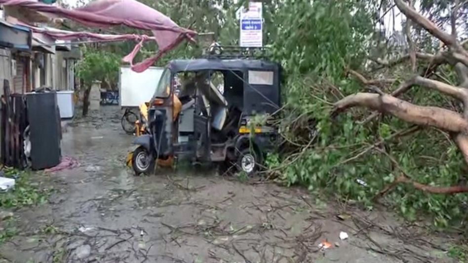 Gujarat plunge into darkness as Cyclone Biparjoy makes landfall; 22 injured, 940 villages affected Gujarat plunge into darkness as Cyclone Biparjoy makes landfall; 22 injured, 940 villages affected
