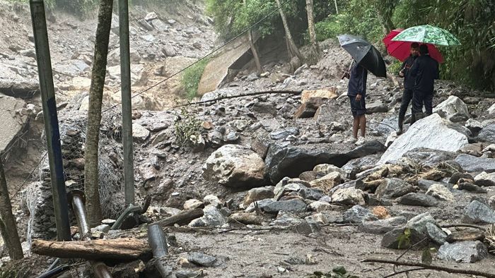 Flash floods hit North Sikkim, NH 10 blocked