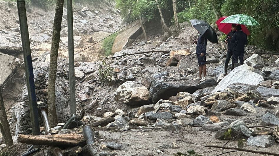 Sikkim: Flash floods hit Pegong, NH 10 blocked Sikkim: Flash floods hit Pegong, NH 10 blocked