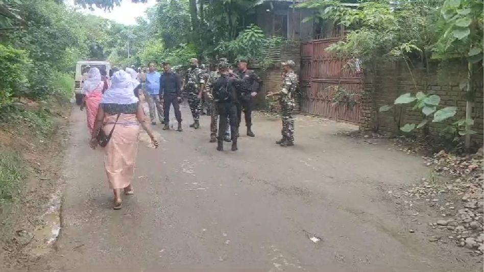 Manipur violence: Protesters storm Union Minister RK Ranjan Singh's residence demanding him to raise crisis in Parliament Manipur violence: Protesters storm Union Minister RK Ranjan Singh's residence demanding him to raise crisis in Parliament