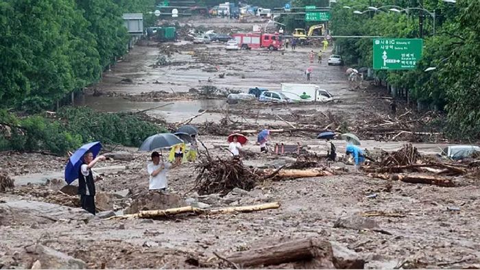 Heavy rainfall lashes South Korea