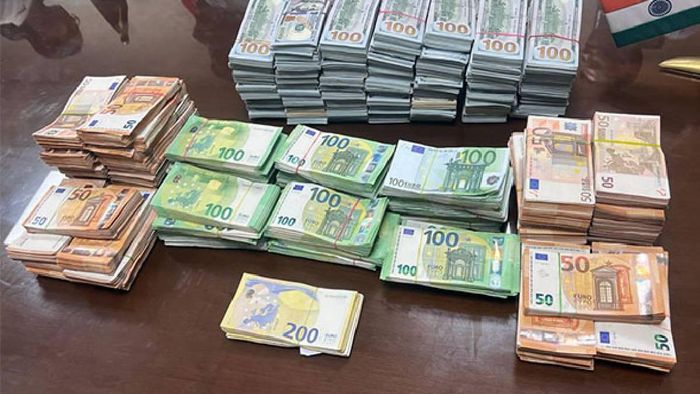 Foreign currency worth Rs 10 crore seized at Delhi airport