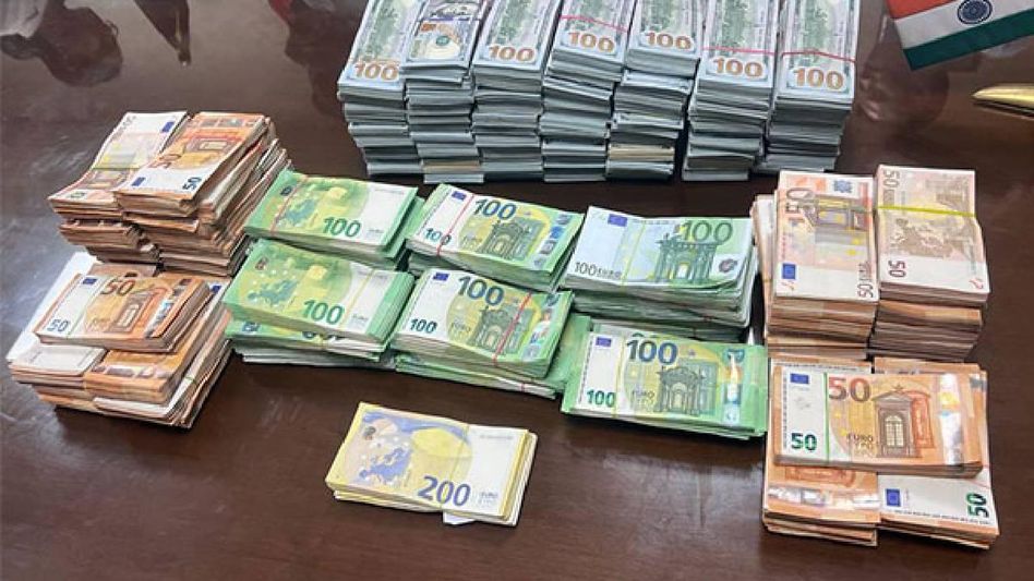 Biggest ever seizure: Foreign currency worth Rs 10 crore seized at Delhi airport Biggest ever seizure: Foreign currency worth Rs 10 crore seized at Delhi airport