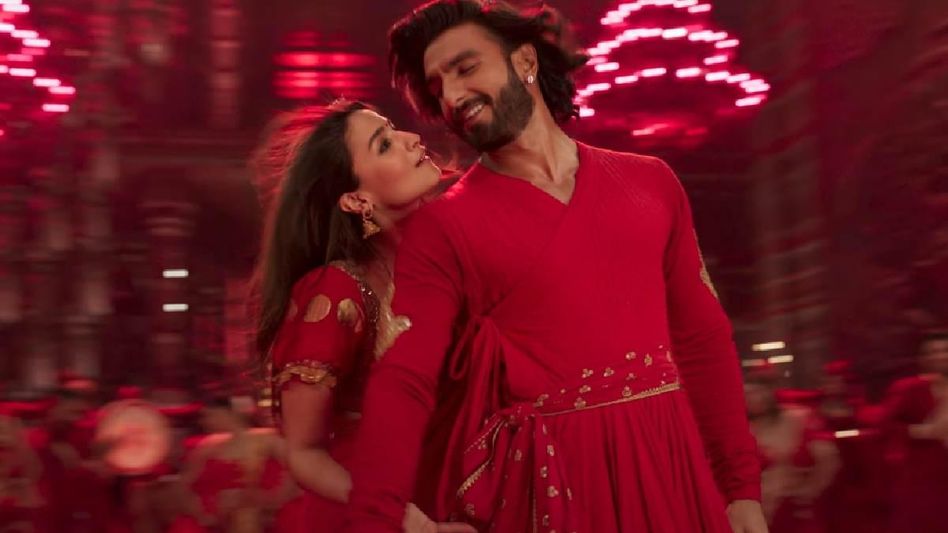 Dhindhora Baje Re: Ranveer and Alia dances their heart out despite family's disapproval Dhindhora Baje Re: Ranveer and Alia dances their heart out despite family's disapproval