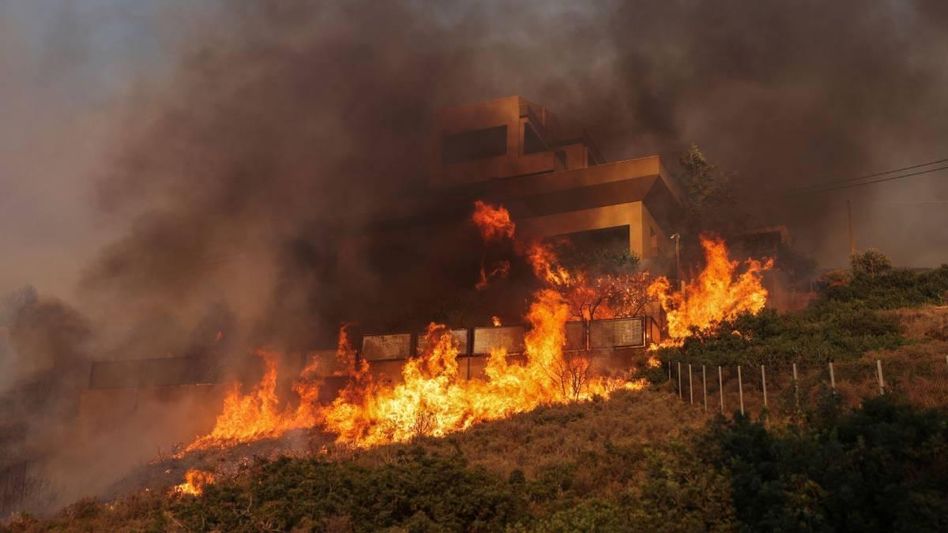 Thousands evacuated after wildfires grip Greece’s Rhodes, Corfu islands Thousands evacuated after wildfires grip Greece’s Rhodes, Corfu islands