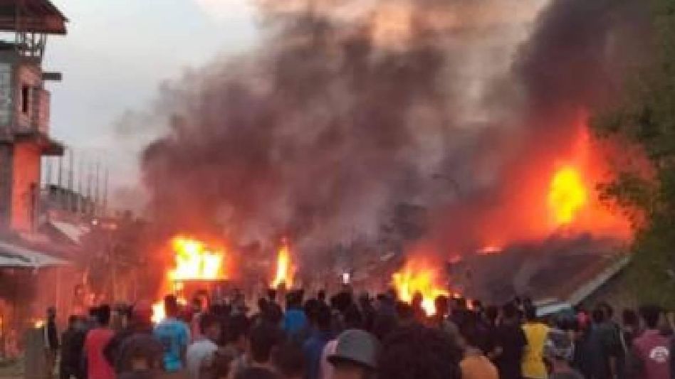 Manipur violence: Tension prevails in Moreh after miscreants burn down houses Manipur violence: Tension prevails in Moreh after miscreants burn down houses