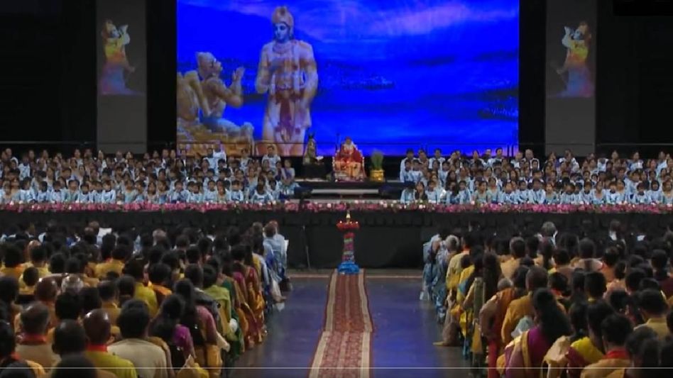 10,000 people recite Bhagavad Gita in Texas to celebrate Guru Purnima, video goes viral 10,000 people recite Bhagavad Gita in Texas to celebrate Guru Purnima, video goes viral