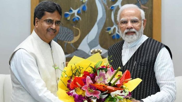Tripura CM Dr Manik Saha (L), Prime Minister Narendra Modi (R)