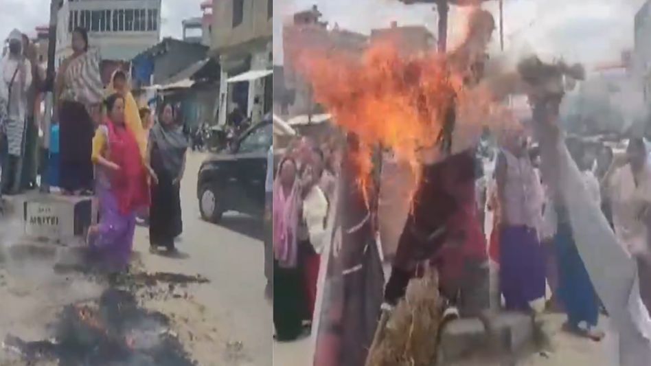 Manipur violence: Womenfolk burn effigy of Mizoram CM in Imphal Manipur violence: Womenfolk burn effigy of Mizoram CM in Imphal