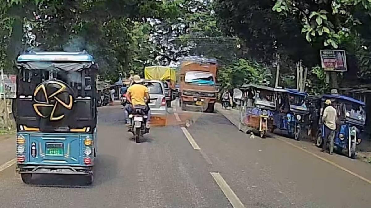 E-rickshaws causing traffic jam in Boko