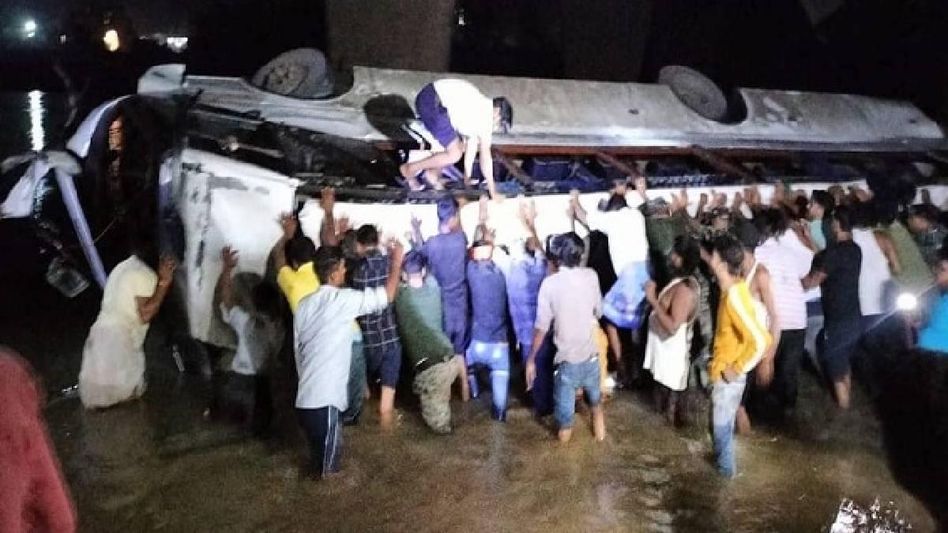 Jharkhand: 3 dead, 15 injured after passenger bus falls into Barkar river in Giridih Jharkhand: 3 dead, 15 injured after passenger bus falls into Barkar river in Giridih