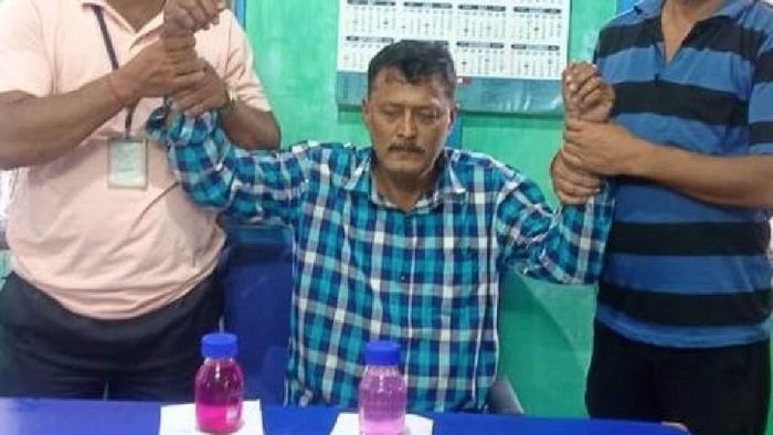 Government official caught red-handed while taking bribe in Dhubri