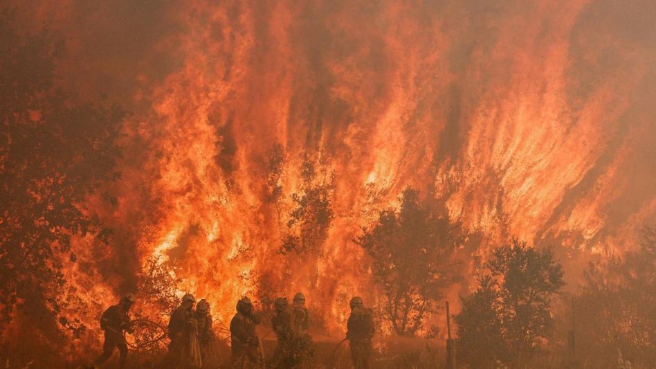 370 personnel deployed to bring the Spanish island wildfire under control; thousands evacuated 370 personnel deployed to bring the Spanish island wildfire under control; thousands evacuated