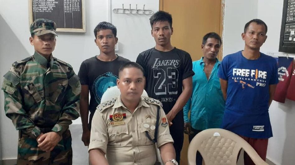 Tripura: Five NLFT (BM) faction extremists surrender before police in Chawmanu Tripura: Five NLFT (BM) faction extremists surrender before police in Chawmanu