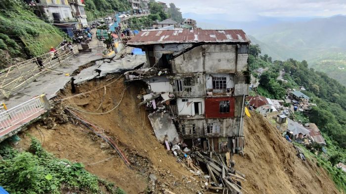 Building collapse on NH 6 disrupt connectivity in Mizoram