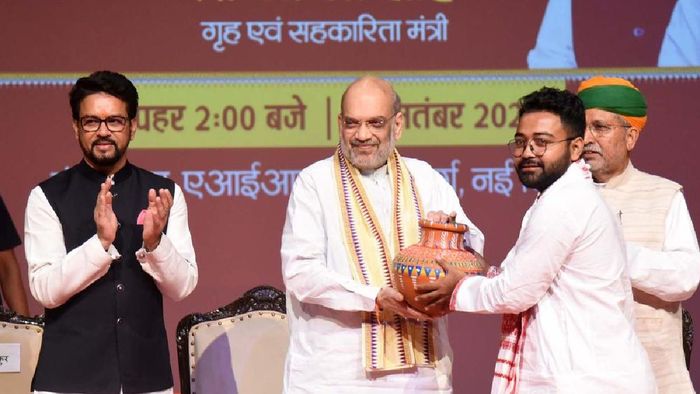Union Minister Amit Shah presents the symbolic Amrit Kalash to the District Youth Officer from Barpeta, Assam to encourage them to spread the message of 'Meri Maati Mera Desh' to every corner of the country.