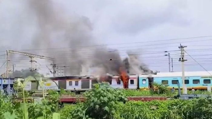 Gujarat: Fire breaks out in Humsafar Express, all passengers safe