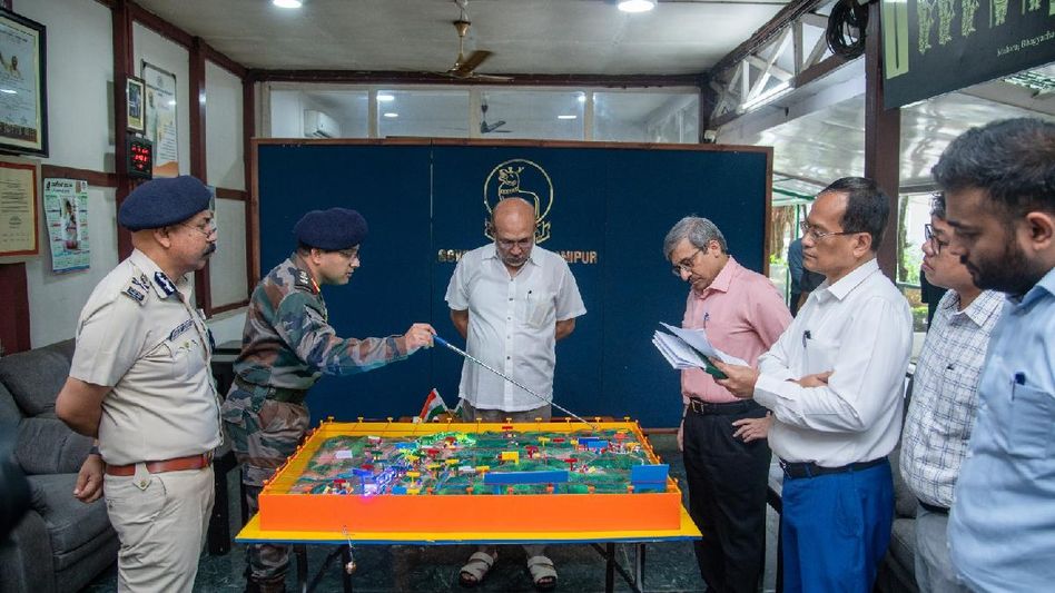 Manipur CM meets top officials, discusses urgent border fencing plans along India-Myanmar border Manipur CM meets top officials, discusses urgent border fencing plans along India-Myanmar border