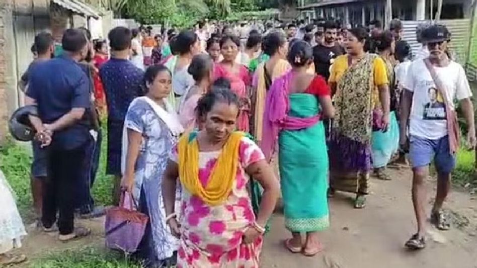 Violence erupts in Assam-Meghalaya border, mob vandalizes houses, threatens families Violence erupts in Assam-Meghalaya border, mob vandalizes houses, threatens families