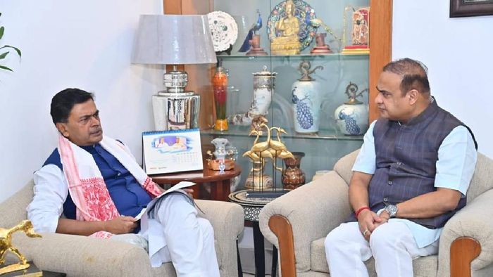 Union Power Minister RK Singh (L), Assam Chief Minister Himanta Biswa Sarma (R)