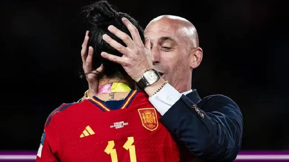 Suspended Spanish football president Luis Rubiales resigns over 'kissing scandal' at World Cup Suspended Spanish football president Luis Rubiales resigns over 'kissing scandal' at World Cup
