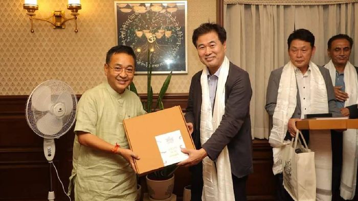 Sikkim Prem Singh Tamang meets Korean delegation at the latter's official residence