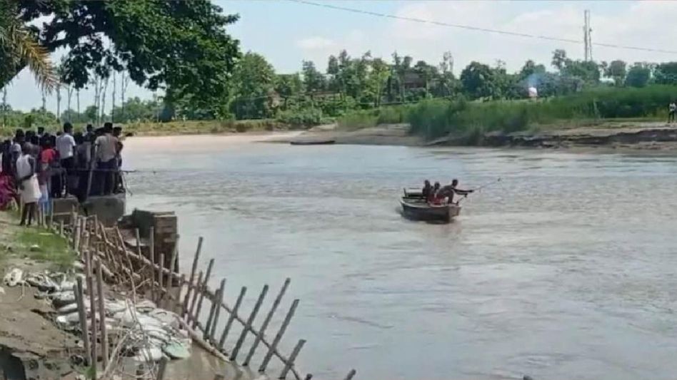 Bihar boat capsize: 10 children feared dead in Bagmati river in Muzaffarpur Bihar boat capsize: 10 children feared dead in Bagmati river in Muzaffarpur