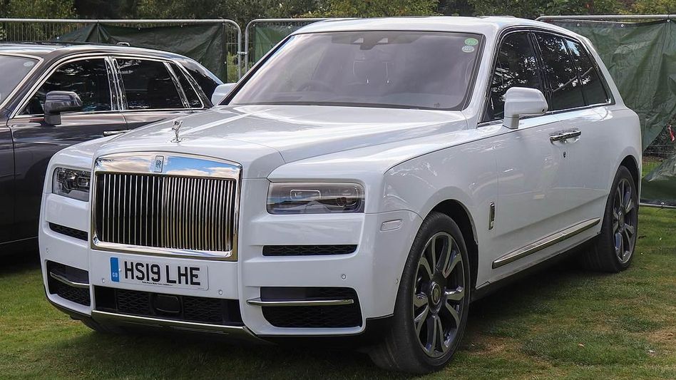 Shah Rukh Khan New Rolls Royce Cullian SUV: Know price, safety features and the details Shah Rukh Khan New Rolls Royce Cullian SUV: Know price, safety features and the details