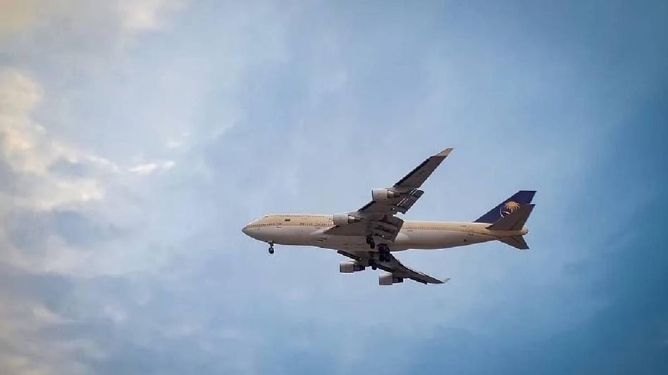 Tamil Nadu: 149 held on board Chennai-bound flight from Oman held by DRI for smuggling worth Rs 14 crore Tamil Nadu: 149 held on board Chennai-bound flight from Oman held by DRI for smuggling worth Rs 14 crore