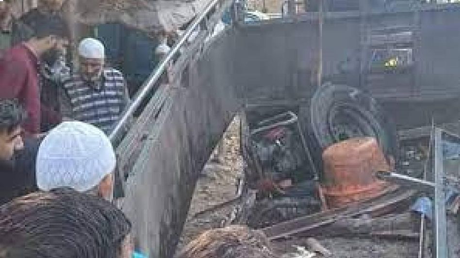 Jammu and Kashmir: Explosion inside vehicle at Anantnag's Larkipora, 4 perons injured Jammu and Kashmir: Explosion inside vehicle at Anantnag's Larkipora, 4 perons injured