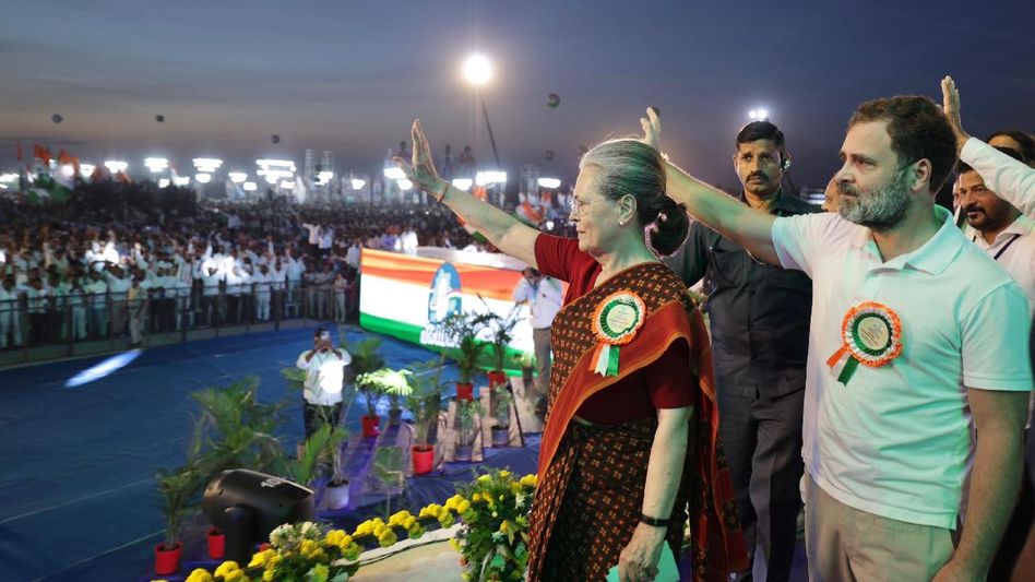 LPG cylinders for Rs 500, Sonia Gandhi unveils six guarantees for Telangana LPG cylinders for Rs 500, Sonia Gandhi unveils six guarantees for Telangana