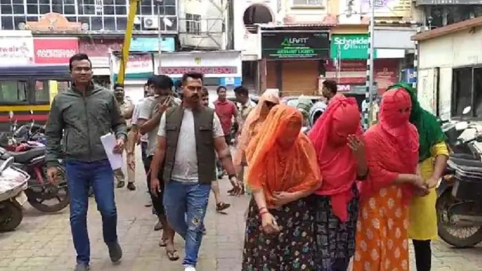 Pune police arrest 19 Bangladeshi nationals from Budhwar Peth, case registered Pune police arrest 19 Bangladeshi nationals from Budhwar Peth, case registered