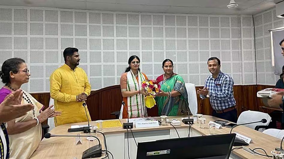 Union minister asks officials to increase number of items exported to Bangladesh through Tripura Union minister asks officials to increase number of items exported to Bangladesh through Tripura