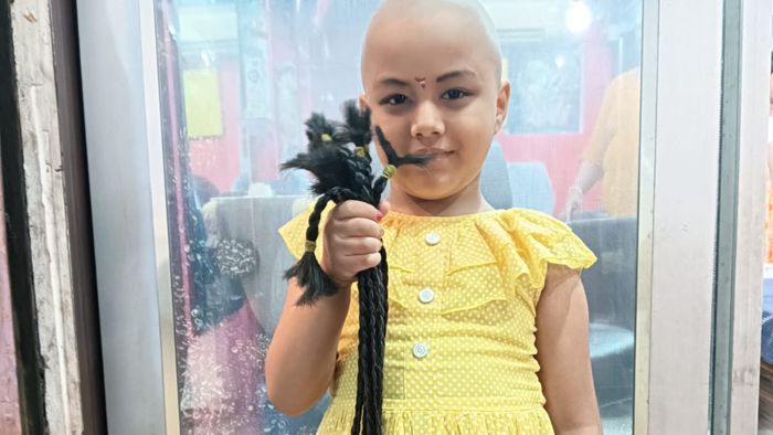 Five-year-old girl donates hair to cancer-stricken woman