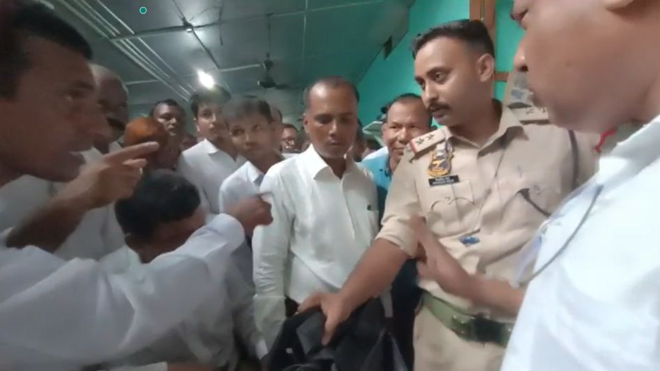 Assam: Fake advocate arrested in Barpeta while trying to cheat D-Voters Assam: Fake advocate arrested in Barpeta while trying to cheat D-Voters