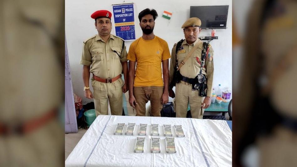 Assam: Fake currency notes over 3 lakhs seized from train in Bongaigaon Assam: Fake currency notes over 3 lakhs seized from train in Bongaigaon