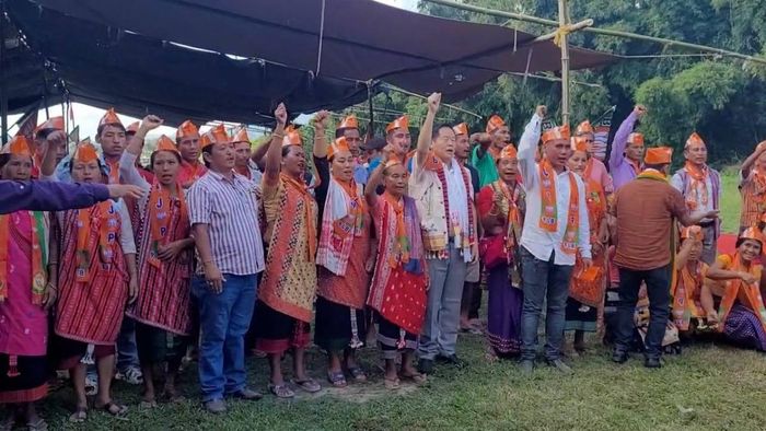 Several community leaders of the Karbi community of Holongi of the Papum Pare district of Arunachal Pradesh joined the BJP today, while pledging the support of their community to the saffron party.