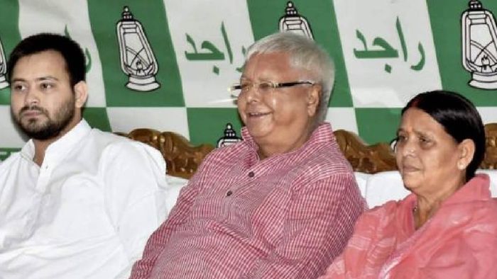 Tejashwi Yadav (L), Lalu Prasad Yadav (C), Rabri Devi (R)