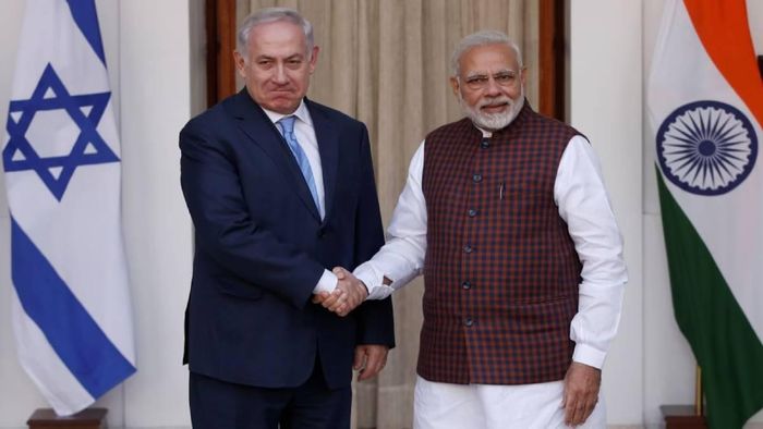 Israel PM Benjamin Netanyahu (L), PM Modi (R) (File Photo)
