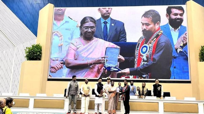 President Droupadi Murmu conferring awards to the Manipuri filmmakers