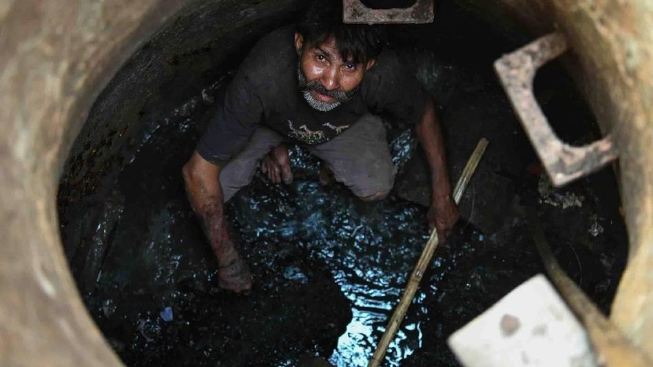 Government to pay Rs 30 lakh to families who die cleaning sewer: SC Government to pay Rs 30 lakh to families who die cleaning sewer: SC