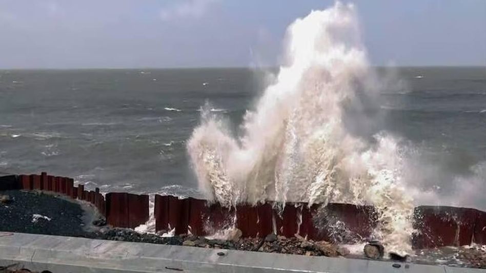 Cyclone Hamoon crosses Bangladesh's coastal belt killing 3 and injuring 60 others Cyclone Hamoon crosses Bangladesh's coastal belt killing 3 and injuring 60 others