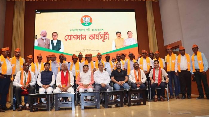 Several prominent tea tribe community leaders and Congress workers join BJP