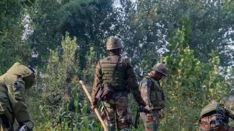 Jammu and Kashmir: Police officer shot at by terrorists in Srinagar's Eidgah, hospitalised Jammu and Kashmir: Police officer shot at by terrorists in Srinagar's Eidgah, hospitalised