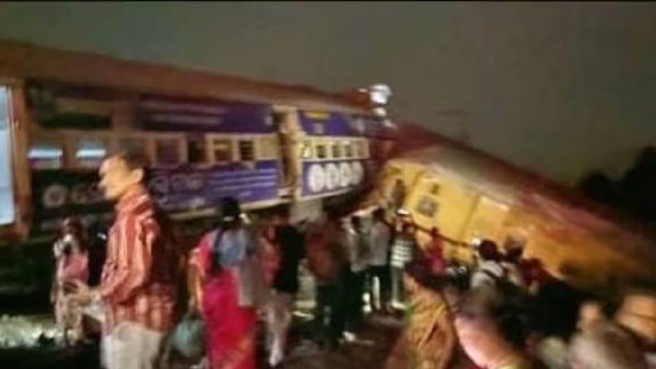 Andhra Pradesh: 1 dead, many injured as train derails in Vizianagaram district Andhra Pradesh: 1 dead, many injured as train derails in Vizianagaram district