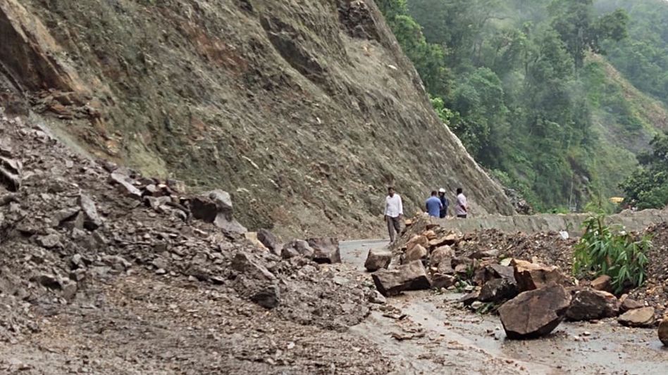 Sikkim flash flood: NH-10 connecting Gangtok to Siliguri disrupted, government issues guidelines Sikkim flash flood: NH-10 connecting Gangtok to Siliguri disrupted, government issues guidelines